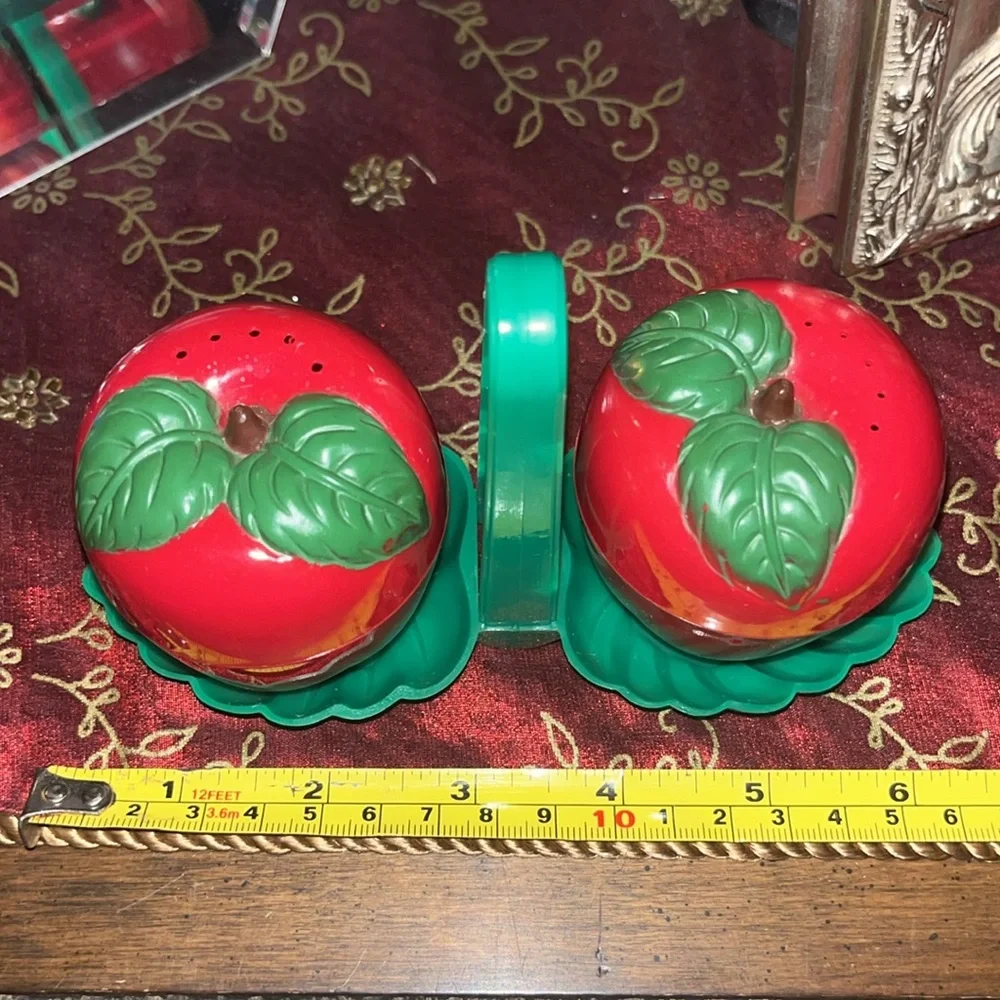 1950’s Apple 🍎 salt and pepper shakers made in the USA - Picture 10 of 11